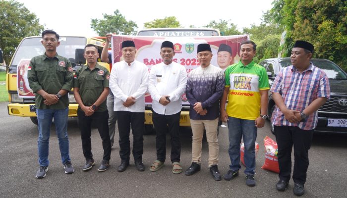 Bupati Luwu Lepas Penyaluran Bansos Anggota DPR RI Capt Ubas