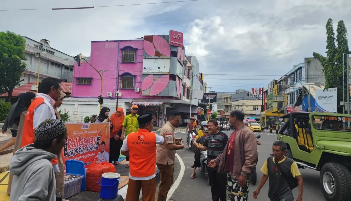 PKS Parepare Berbagi Takjil untuk Pengguna Jalan