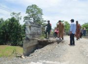 Usai Salurkan Bantuan untuk Korban Banjir Wakil Bupati Luwu Tinjau Jembatan Rusak