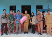 Wakil Bupati Luwu Serahkan Bantuan Korban Banjir di Lamasi Timur