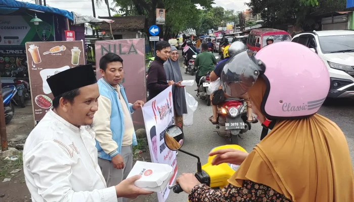 Akhir Ramadhan, PKS Gowa Berbagi Takjil Bergizi Gratis