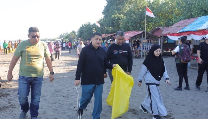 Munafri-Aliyah Pimpin Kerja Bakti Serentak, SKPD-Warga Kompak Bersihkan di Pantai Tanjung Biru