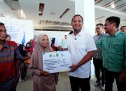 Gubernur Sulsel Serahkan Ganti Rugi Rp17,5 Miliar untuk Pembebasan Lahan Runway Bandara Bua